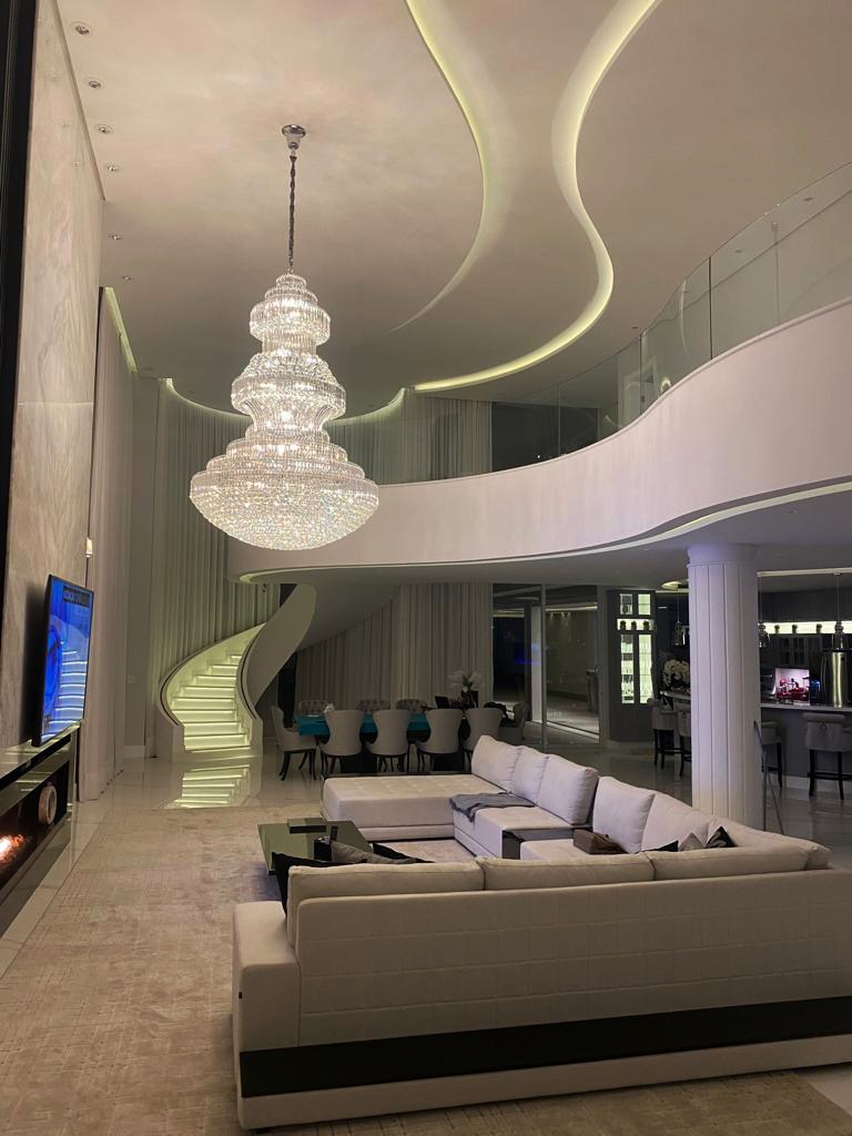 Entenda como decorar com um Lustre para pé direito alto