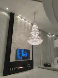 Lustre ou Pendente? Entenda a diferença e como escolher o ideal para sua sala